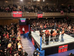 جماهير مركز مانهاتن يحصلون على مفاجأة جيدة بعد انتهاء بث الرو