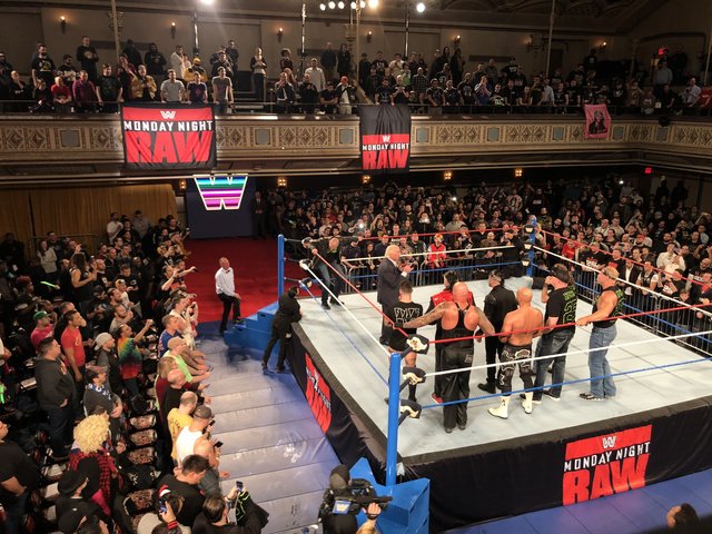 جماهير مركز مانهاتن يحصلون على مفاجأة جيدة بعد انتهاء بث الرو